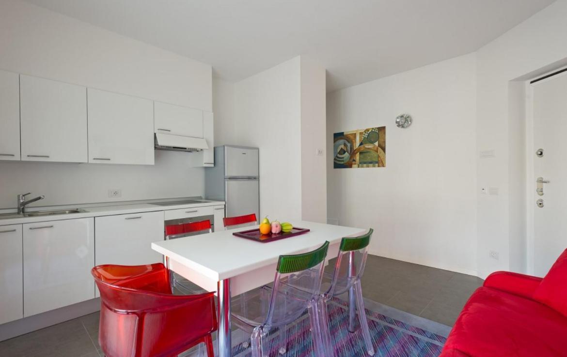 Modern Apartments Lake View With Pool Musso Exterior photo